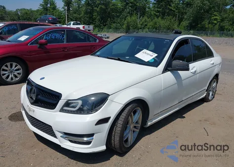 2013 Mercedes-Benz C 300 Luxury 4Matic/Sport 4Matic z USA, uszkodzony, nr VIN WDDGF8AB5DA884406
